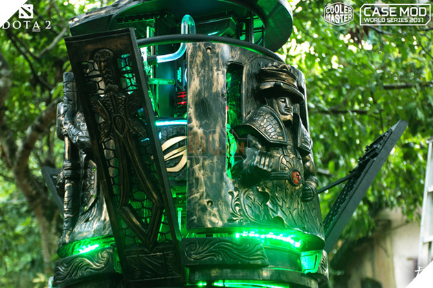 "Thánh cuồng" chặt cây về điêu khắc hẳn hình tướng trong game làm vỏ case máy tính