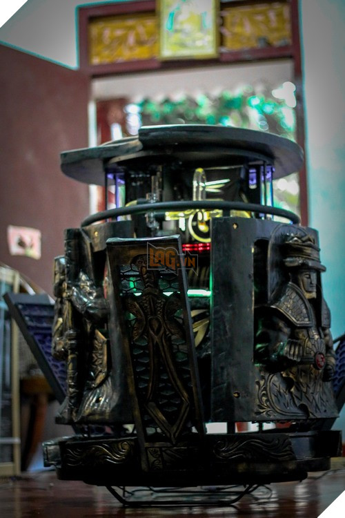 "Thánh cuồng" chặt cây về điêu khắc hẳn hình tướng trong game làm vỏ case máy tính