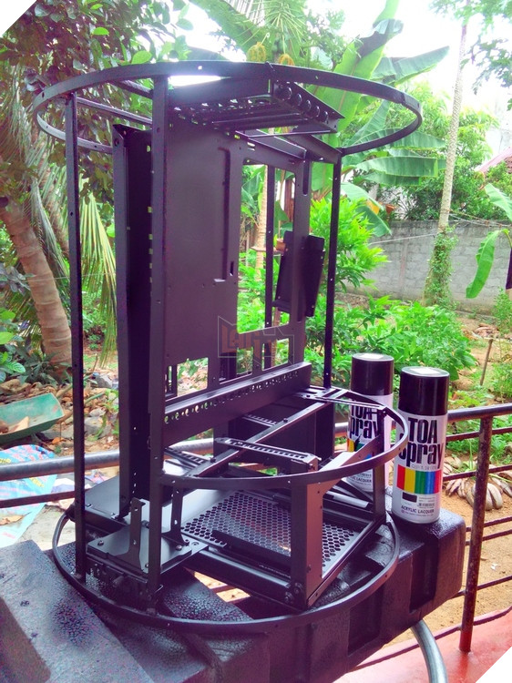 "Thánh cuồng" chặt cây về điêu khắc hẳn hình tướng trong game làm vỏ case máy tính