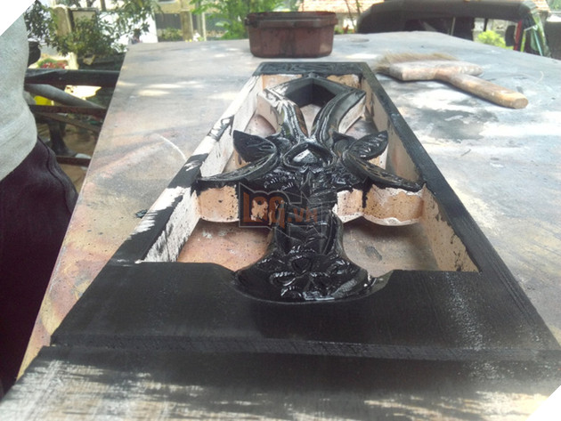 "Thánh cuồng" chặt cây về điêu khắc hẳn hình tướng trong game làm vỏ case máy tính