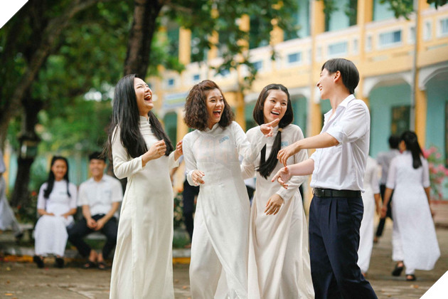  Cô Gái Đến Từ Hôm Qua - Cho ta tấm vé về thanh xuân