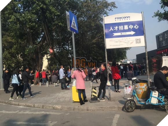 
Những hàng dài người xếp hàng tại trung tâm việc làm của Foxconn.
