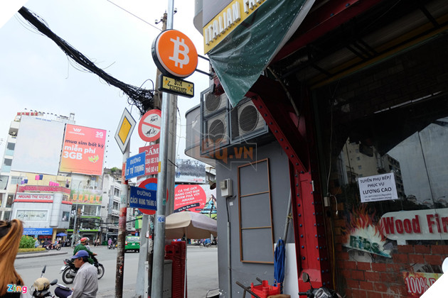Nằm bên trong một tiệm ăn ở Lý Tự Trọng, quận 1, TP.HCM, m áy giao dịch Bitcoin này được gọi là "BTM" để phân biệt với các máy ATM thông thường. Theo ông Trịnh Minh Phúc, đồng sáng lập công ty Bitcoin Việt Nam, cửa hàng này của một người bạn. Máy BTM đặt ở đây để dễ quản lý giúp tiệm ăn đông khách hơn