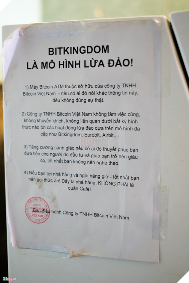 Bên cạnh máy BTM là dòng thông báo từ Bitcoin Việt Nam. Theo người đồng sáng lập, lợi dụng sự có mặt của chiếc máy này, nhiều cá nhân, tổ chức kinh doanh Bitcoin đa cấp không lành mạnh đã đến quay phim, chụp hình và "nhận vơ" máy thuộc sở hữu của họ nhằm tăng tín nhiệm, lừa gạt người dùng