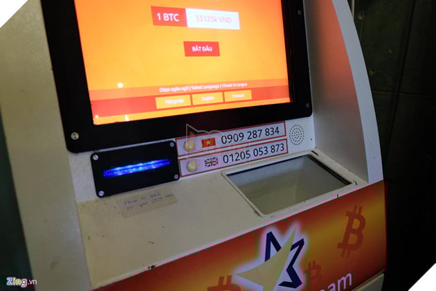 Khi người viết thực hiện giao dịch thử, máy không in được vì hết giấy, loa bên phải không phát ra âm thanh, bụi bẩn bám nhiều trên máy và một vài chỗ đã tróc sơn. Hai số điện thoại trên máy đều từ Việt Nam, hỗ trợ giao tiếp bằng tiếng Việt và Anh. Khe nhận hóa đơn dán cảnh báo "Please DO NOT put your CASH HERE" (không đặt tiền tại đây) giúp người dùng không nhầm giữa khe in và khe nạp/rút tiền