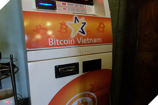 Bên dưới là khe nhận tiền mặt, sử dụng tiền Việt với mệnh giá thấp nhất 100.000 đồng
