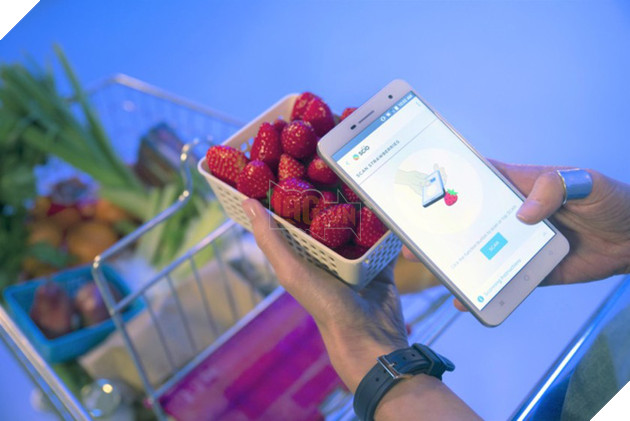 
Điều khiến chiếc điện thoại này nổi bật là bộ cảm biến quang phổ có sẵn gọi là SCiO.
