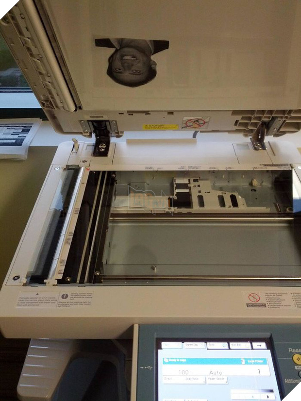 17 tiết mục pha trò không kém phần lầy lội của các thánh công sở - Ảnh 7.