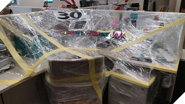 17 tiết mục pha trò không kém phần lầy lội của các thánh công sở - Ảnh 11.