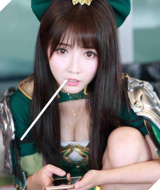 
Một showgirl xinh đẹp đang mải miết ngồi nghịch điện thoại trong giờ nghỉ. Điều đáng chú ý nhất ở đây rằng cô gái vừa nghịch điện thoại, nhưng mồm vẫn ngậm ống hút không. Hình ảnh gây bão vì showgirl quá dễ thương dù bị chụp trộm
