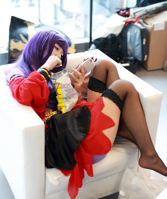 
Một showgirl khác cũng đang mải mê ngồi nghịch điện thoại trong giờ nghỉ
