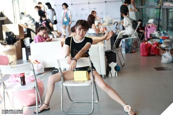 
Tiếp tục là một tư thế ngồi nghỉ khá bá đạo của các showgirl
