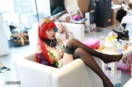 
Có vẻ như các showgirl rất thích ngồi gác chân
