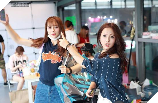 
Làm dáng khi chụp ảnh
