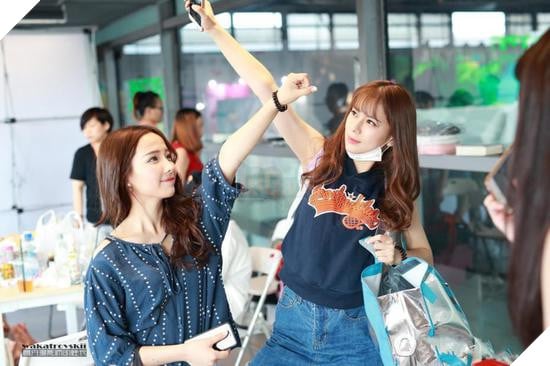 Bất ngờ với tư thế ngồi bá đạo của các Showgirl trong hậu trường ChinaJoy 2017