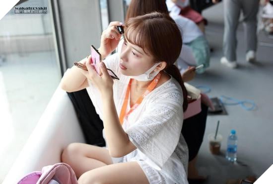 
Tranh thủ trang điểm trước khi ra trình diễn
