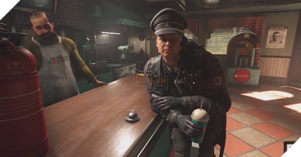 Tay sĩ quan Đức trong video có vẻ thích món sữa dâu lắc