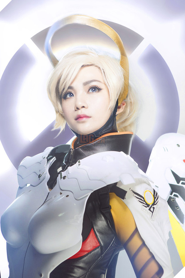 Ngất ngây với cosplay Mercy cực gợi cảm trong Overwatch