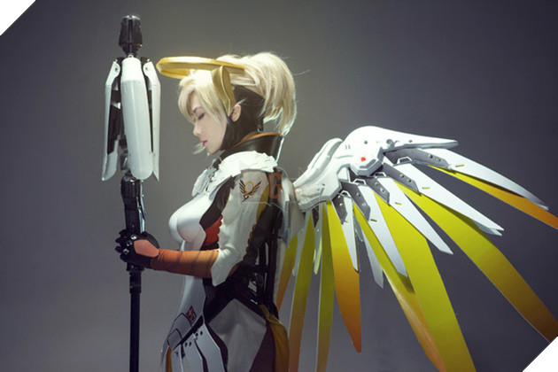 Ngất ngây với cosplay Mercy cực gợi cảm trong Overwatch