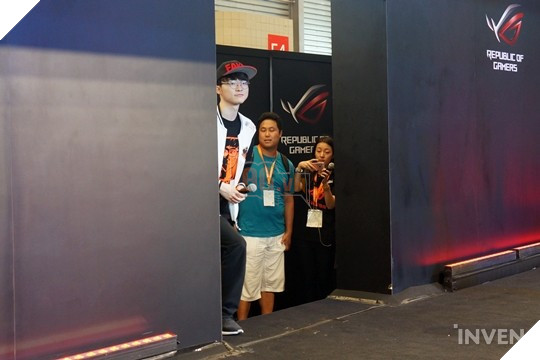 LMHT: Choáng với dàn vệ sĩ theo bảo vệ Faker hơn cả siêu sao, ca sĩ Hàn Quốc 10