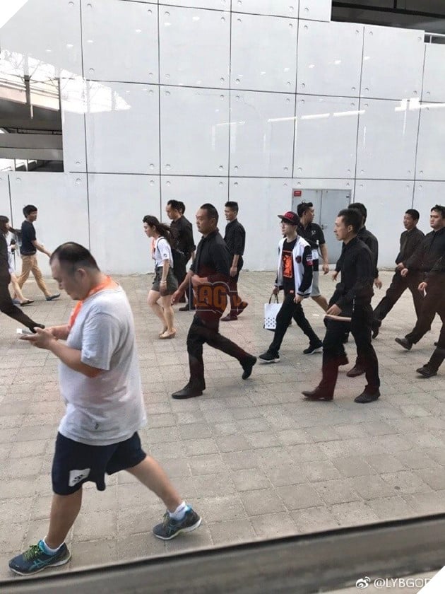 LMHT: Choáng với dàn vệ sĩ theo bảo vệ Faker hơn cả siêu sao, ca sĩ Hàn Quốc 5