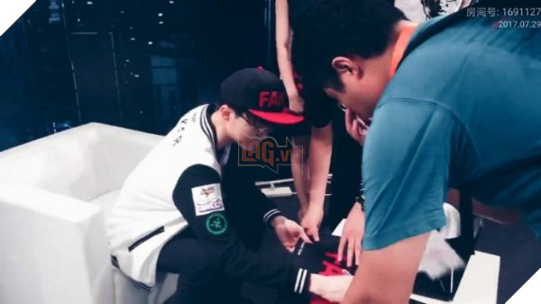 LMHT: Choáng với dàn vệ sĩ theo bảo vệ Faker hơn cả siêu sao, ca sĩ Hàn Quốc 7