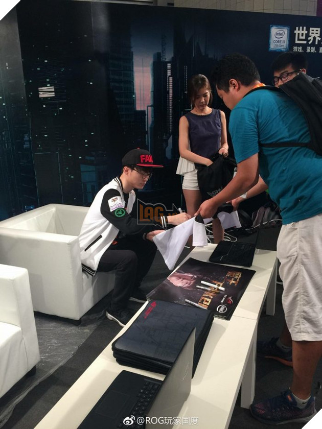 LMHT: Choáng với dàn vệ sĩ theo bảo vệ Faker hơn cả siêu sao, ca sĩ Hàn Quốc 8