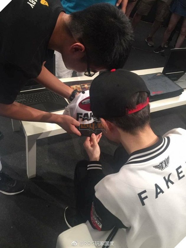 LMHT: Choáng với dàn vệ sĩ theo bảo vệ Faker hơn cả siêu sao, ca sĩ Hàn Quốc 9