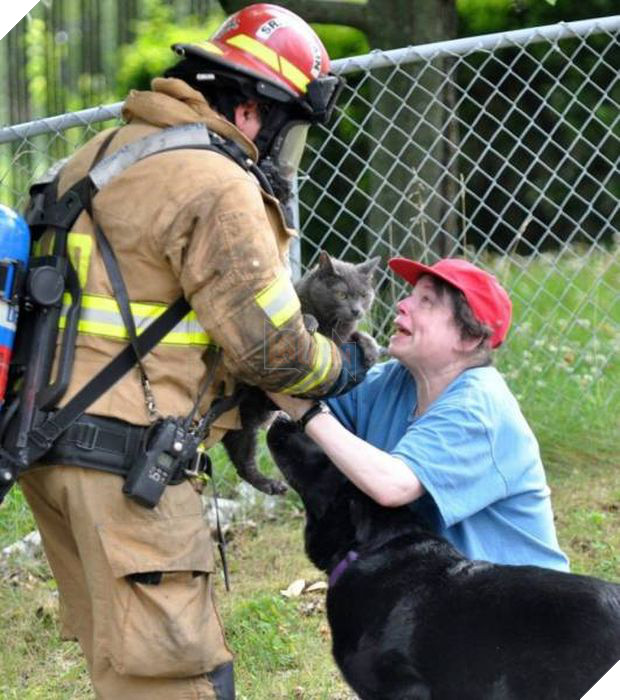 17 khoảnh khắc đầy xúc cảm của những người lính cứu hỏa và động vật - Ảnh 21.