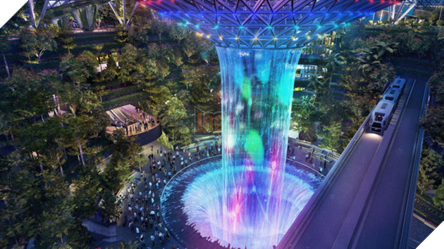 
Rain Vortex, thác nước trong nhà lớn nhất thế giới. Không chỉ có tác dụng điều hòa không khí tự nhiên, thác nước nhân tạo này còn là nới để trình chiếu nhạc nước cùng công nghệ laser tiên tiến nhất.

 
