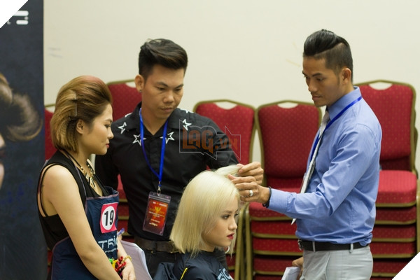 Giám khảo Bằng Lê và giám khảo Vũ Đức Quân đang kiểm tra tay nghề thí sinh