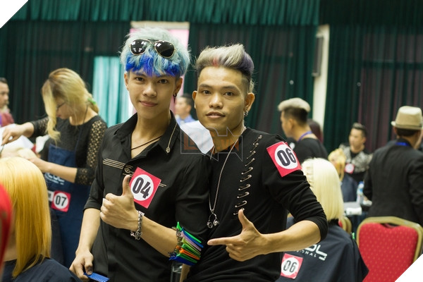 Thí sinh Phan Hồng Quân vui vẻ bên đồng nghiệp. Năm nay cậu chỉ mới 21 tuổi.