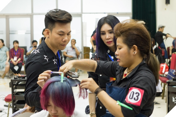 Dưới sự quan sát của giám khảo, các thí sinh phải luôn tập trung cao độ