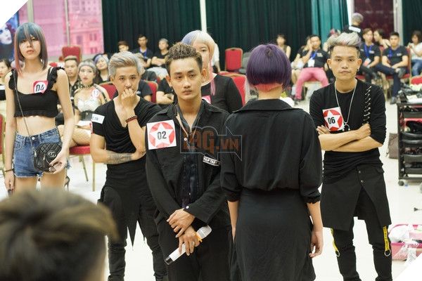 Thí sinh cho giám khảo kiểm tra trình độ tay nghề dựa trên kiểu tóc, màu sắc, ... của mẫu