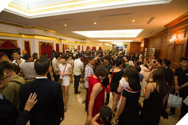 Mọi người tập trung từ sớm để có thể theo dõi toàn bộ Đêm Chung Kết