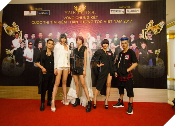 Các thí sinh và người mẫu chụp hình lưu niệm trước "Giờ G"