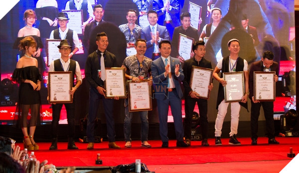 Các giám khảo Hair Idol 2017 nhận Giấy chứng nhận Cố vấn cao cấp từ BTC