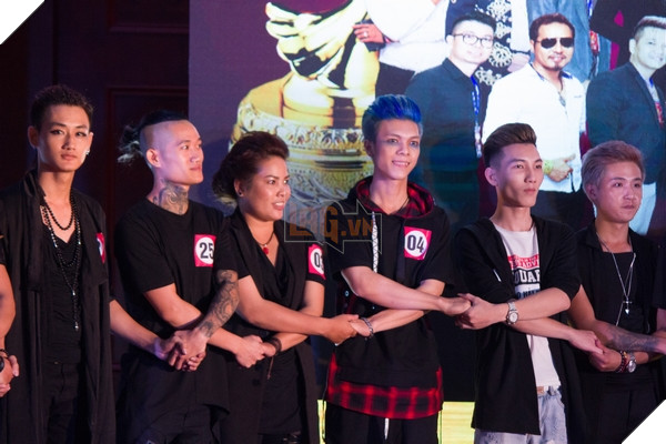 Các thí sinh thể hiện tinh thần đoàn kết không phân biệt vùng miền