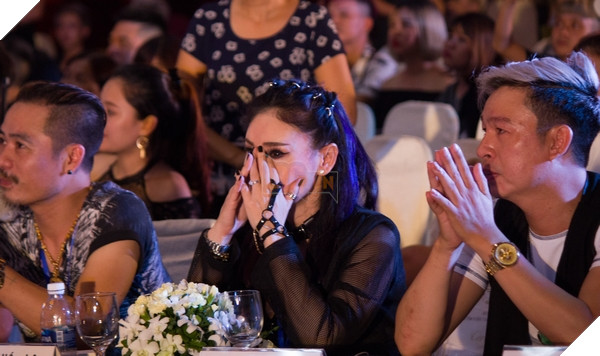 Các giám khảo cũng khó kìm nén cảm xúc khi theo dõi các thí sinh trên sân khấu