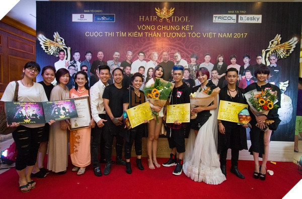 Các thí sinh chụp hình chung với nhau sau Đêm Chung Kết