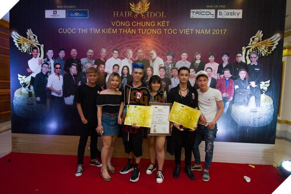 Các thí sinh miền Nam chụp hình với người hâm mộ của mình