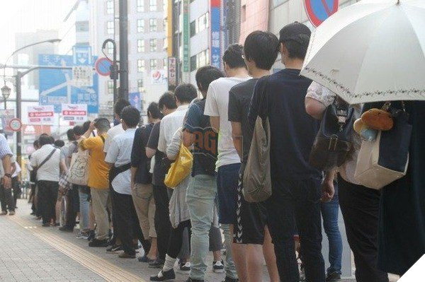 Người Nhật Bản rất cuồng "Dấu ấn rồng thiêng", và bức ảnh xếp hàng dài chờ mua game này là bằng chứng