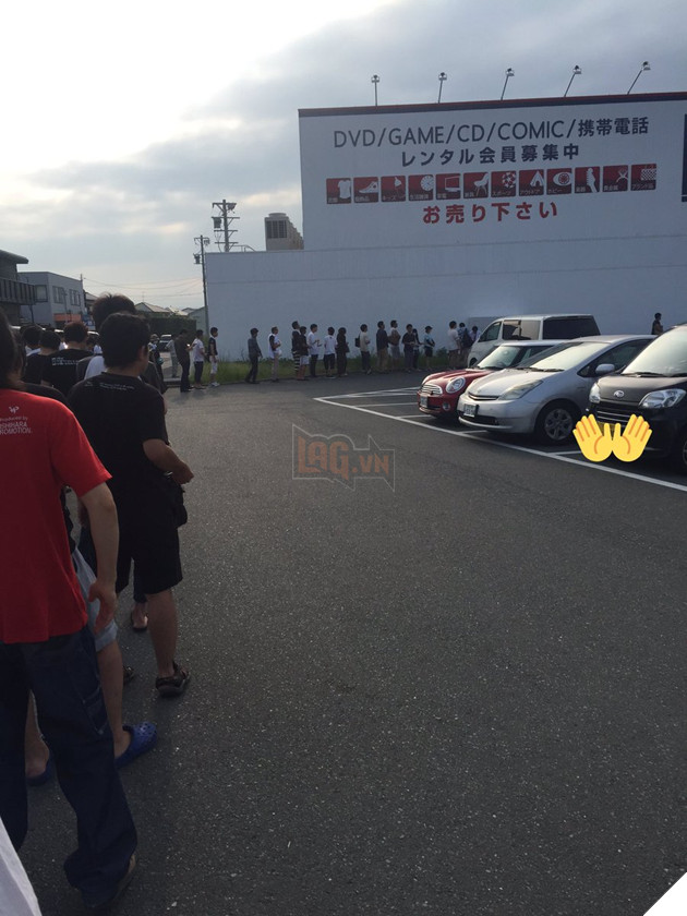 Người Nhật Bản rất cuồng "Dấu ấn rồng thiêng", và bức ảnh xếp hàng dài chờ mua game này là bằng chứng