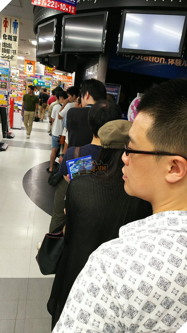 Người Nhật Bản rất cuồng "Dấu ấn rồng thiêng", và bức ảnh xếp hàng dài chờ mua game này là bằng chứng