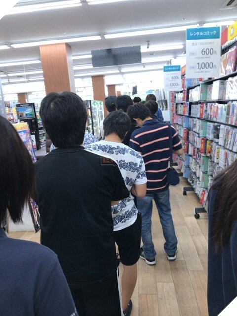 Người Nhật Bản rất cuồng "Dấu ấn rồng thiêng", và bức ảnh xếp hàng dài chờ mua game này là bằng chứng