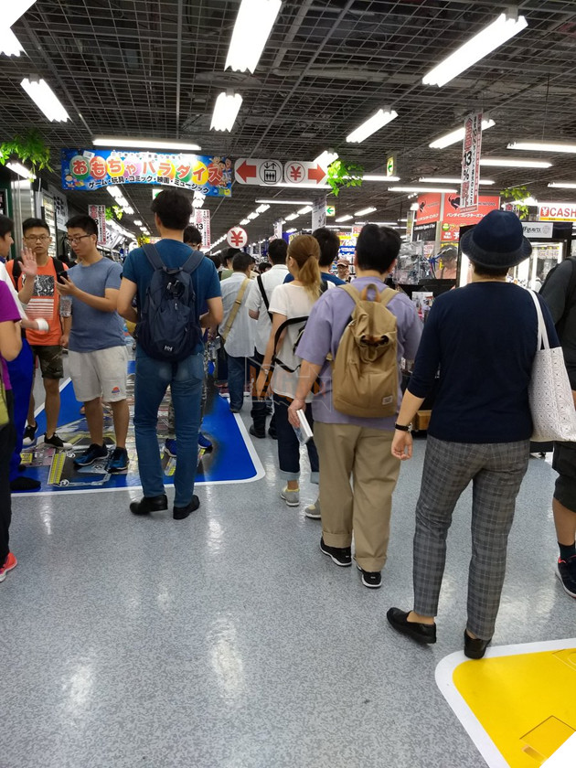 Người Nhật Bản rất cuồng "Dấu ấn rồng thiêng", và bức ảnh xếp hàng dài chờ mua game này là bằng chứng