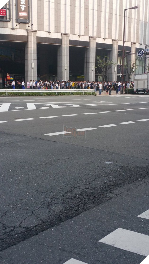 Người Nhật Bản rất cuồng "Dấu ấn rồng thiêng", và bức ảnh xếp hàng dài chờ mua game này là bằng chứng