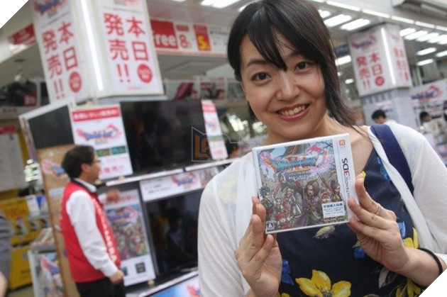 Người Nhật Bản rất cuồng "Dấu ấn rồng thiêng", và bức ảnh xếp hàng dài chờ mua game này là bằng chứng