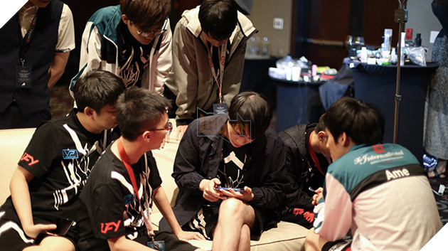 Vòng bảng ngày 1: Chị em nhà LGD làm trùm cả 2 bảng