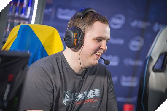 Từng vô địch The International lừng lẫy, thế mà giờ chàng béo Bulldog còn không xin nổi Visa sang Mỹ làm bình luận viên